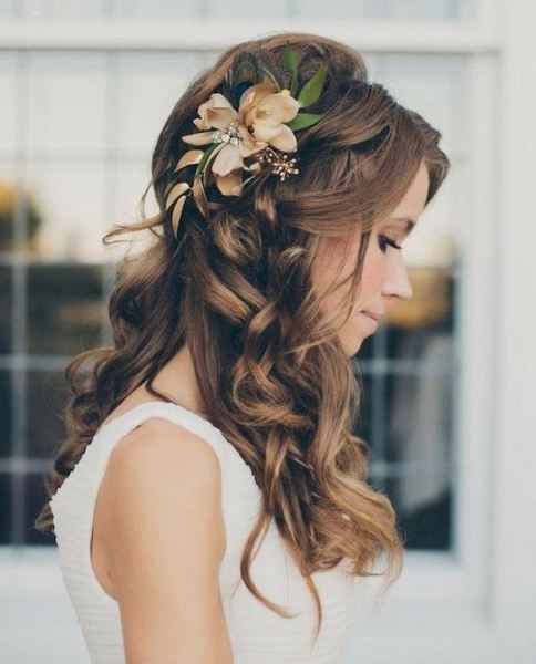 11 Inspirações de Noivas com flores no cabelo - Vamos Casar